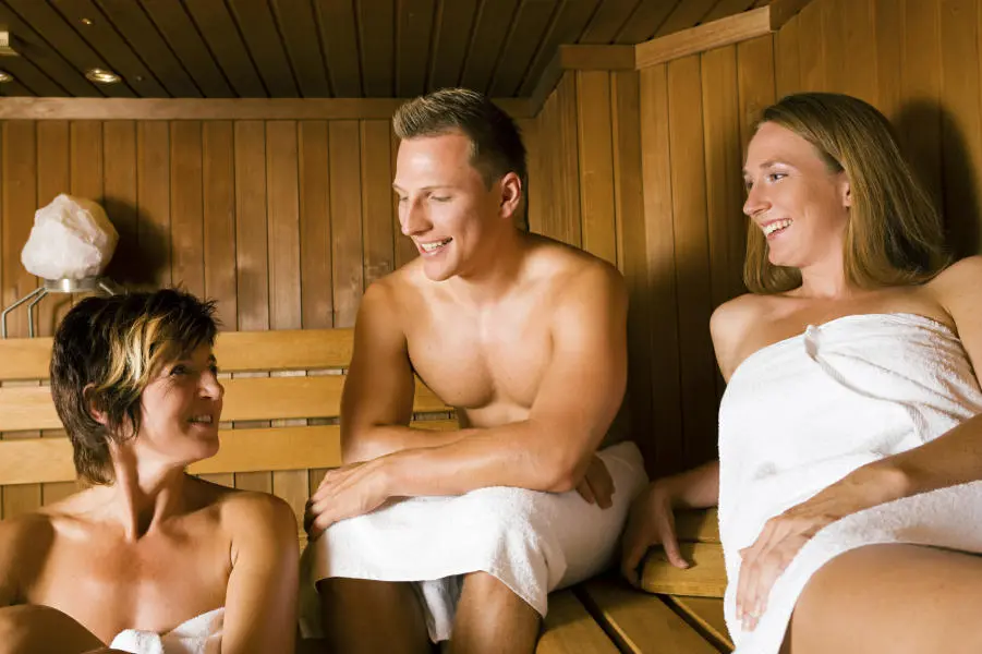 Nogle mødes i saunaen hvor der snakkes lidt inden legen i swingerklubben.